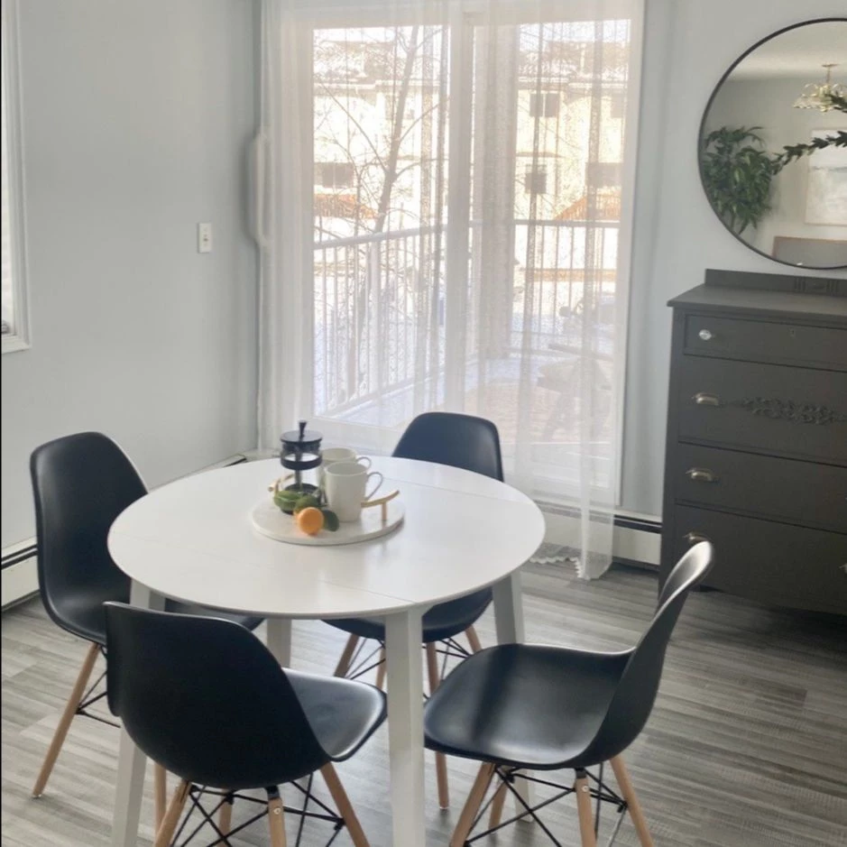 Table and chairs in a suite